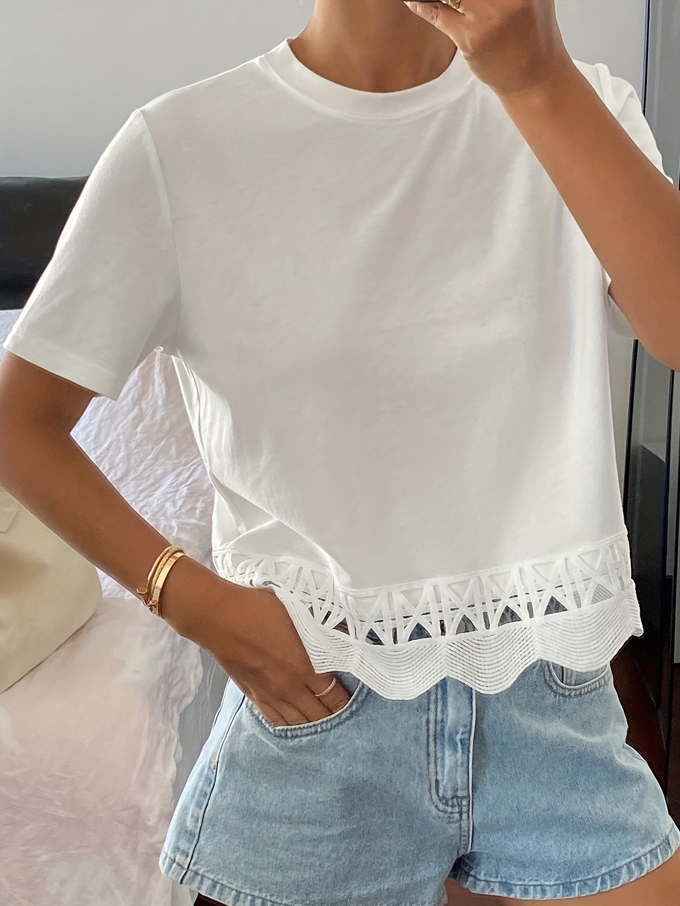 b6ec39e9-1e2e-4447-b1e1-85a61aedb568.jpg Ladies' Solid Color Loose Crew Neck Short Sleeve T-Shirt with Contrast Lace Detail | Casual Summer Top, Ideal for Outings - 图片 1
